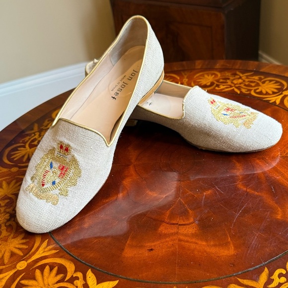 Jon Josef Gatsby Emblem Tan Linen Embroidered Flat Loafer Size 9 MSRP $195 - Picture 2 of 10